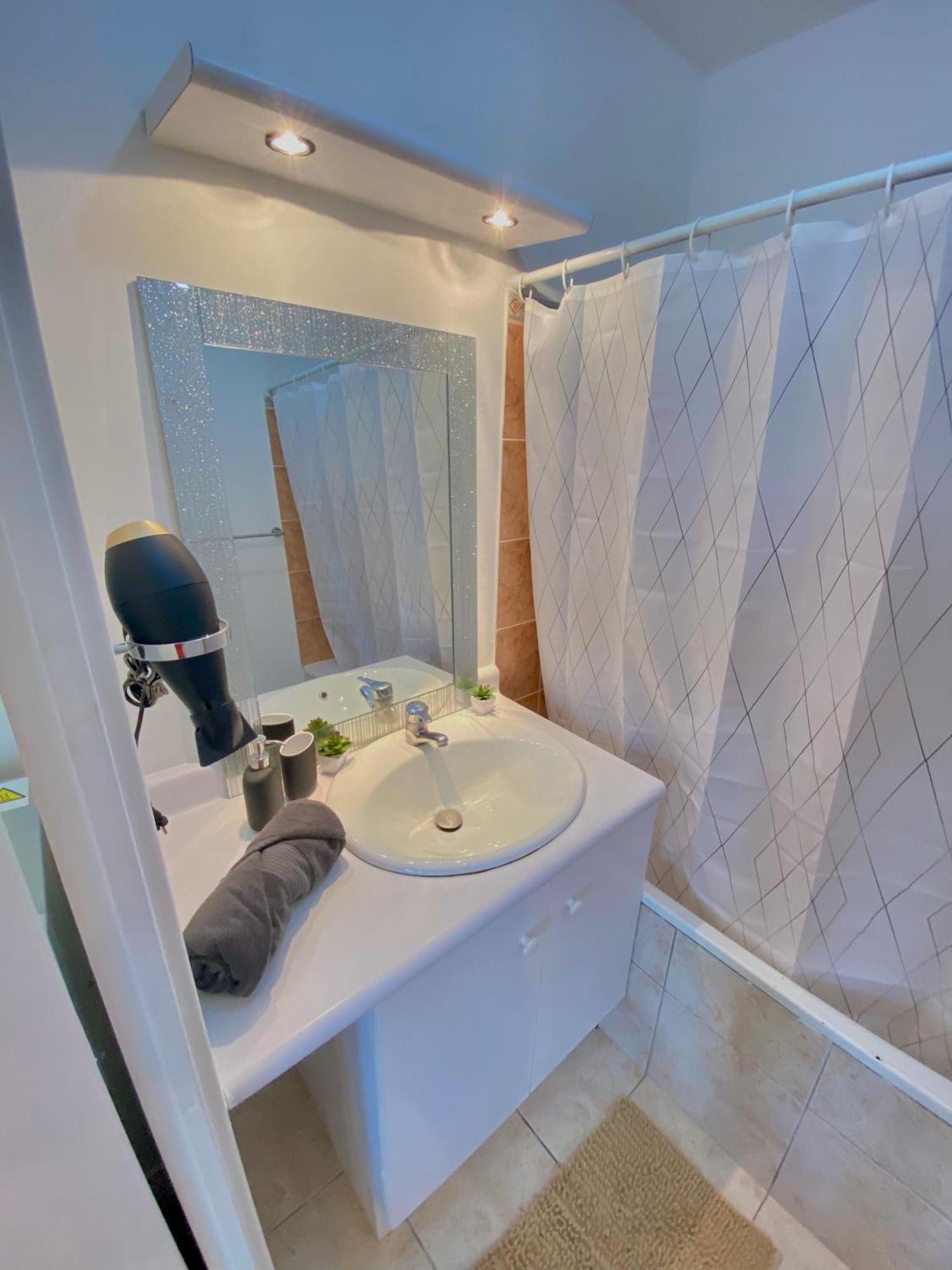 Cozy Riverfront Living, 5-Min Walk To Riverside Train Neuilly-Plaisance Bagian luar foto