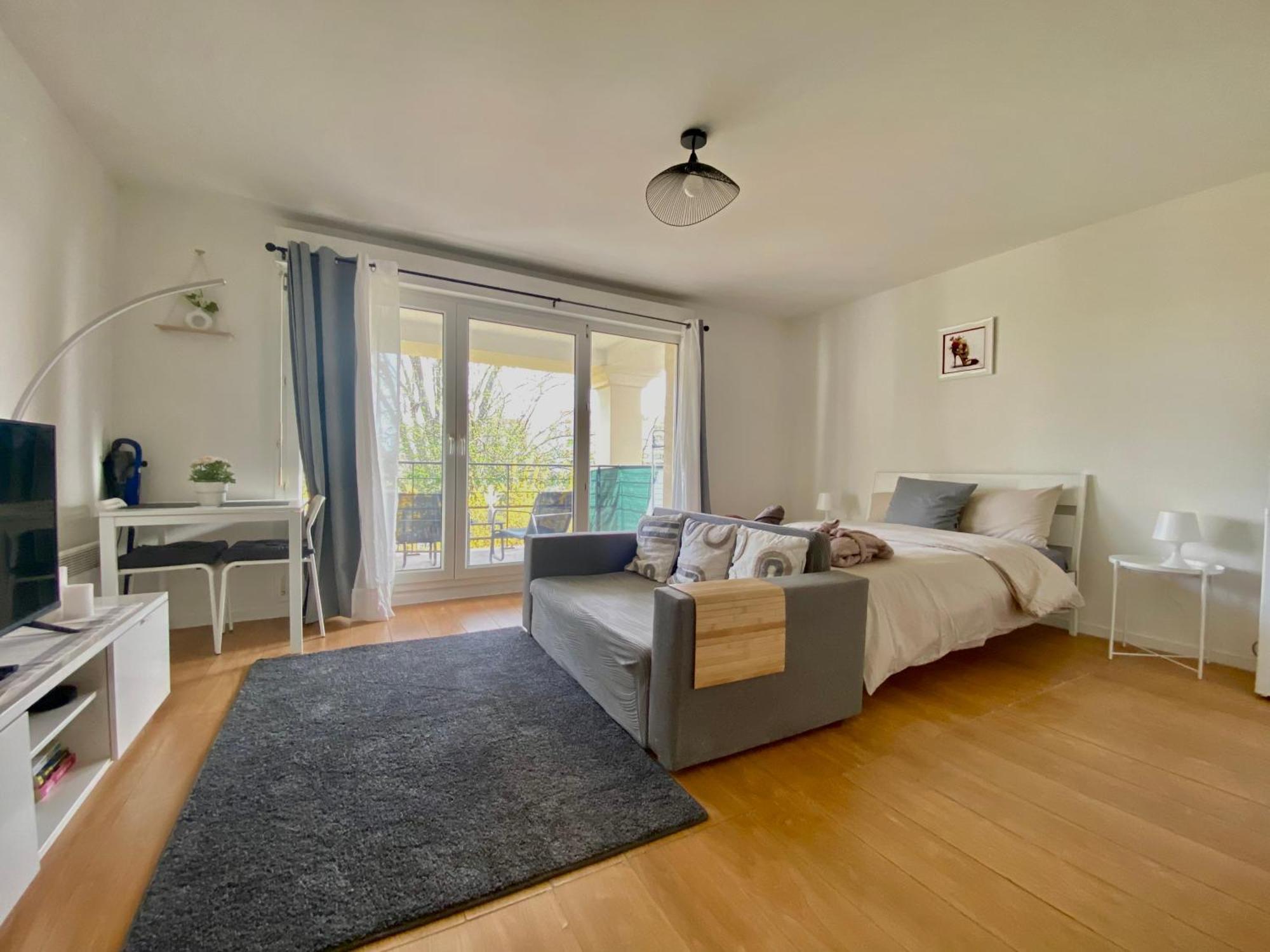 Cozy Riverfront Living, 5-Min Walk To Riverside Train Neuilly-Plaisance Bagian luar foto