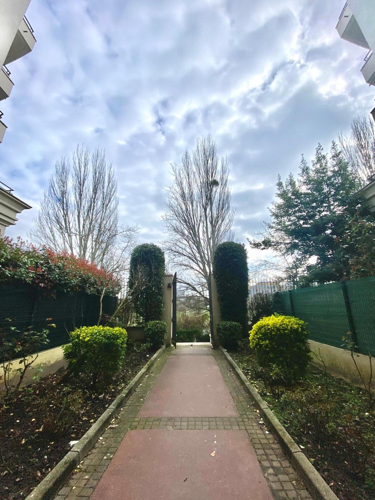 Cozy Riverfront Living, 5-Min Walk To Riverside Train Neuilly-Plaisance Bagian luar foto
