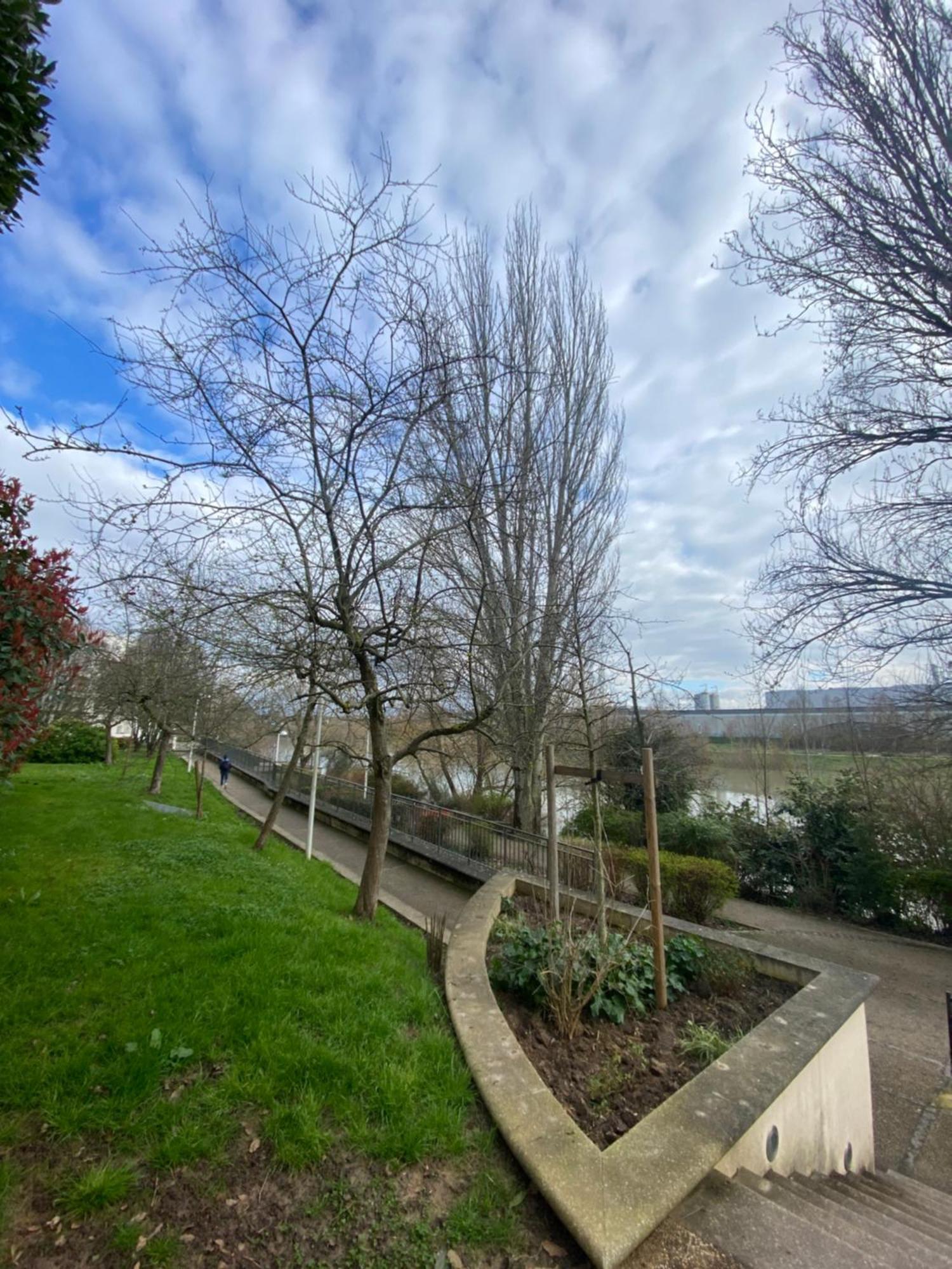 Cozy Riverfront Living, 5-Min Walk To Riverside Train Neuilly-Plaisance Bagian luar foto